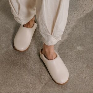 Kelsi Dagger BK® White/Beige Flip Shell Clogs size 7